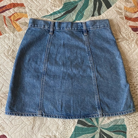 Levi’s denim skirt medium wash - Picture 2 of 4